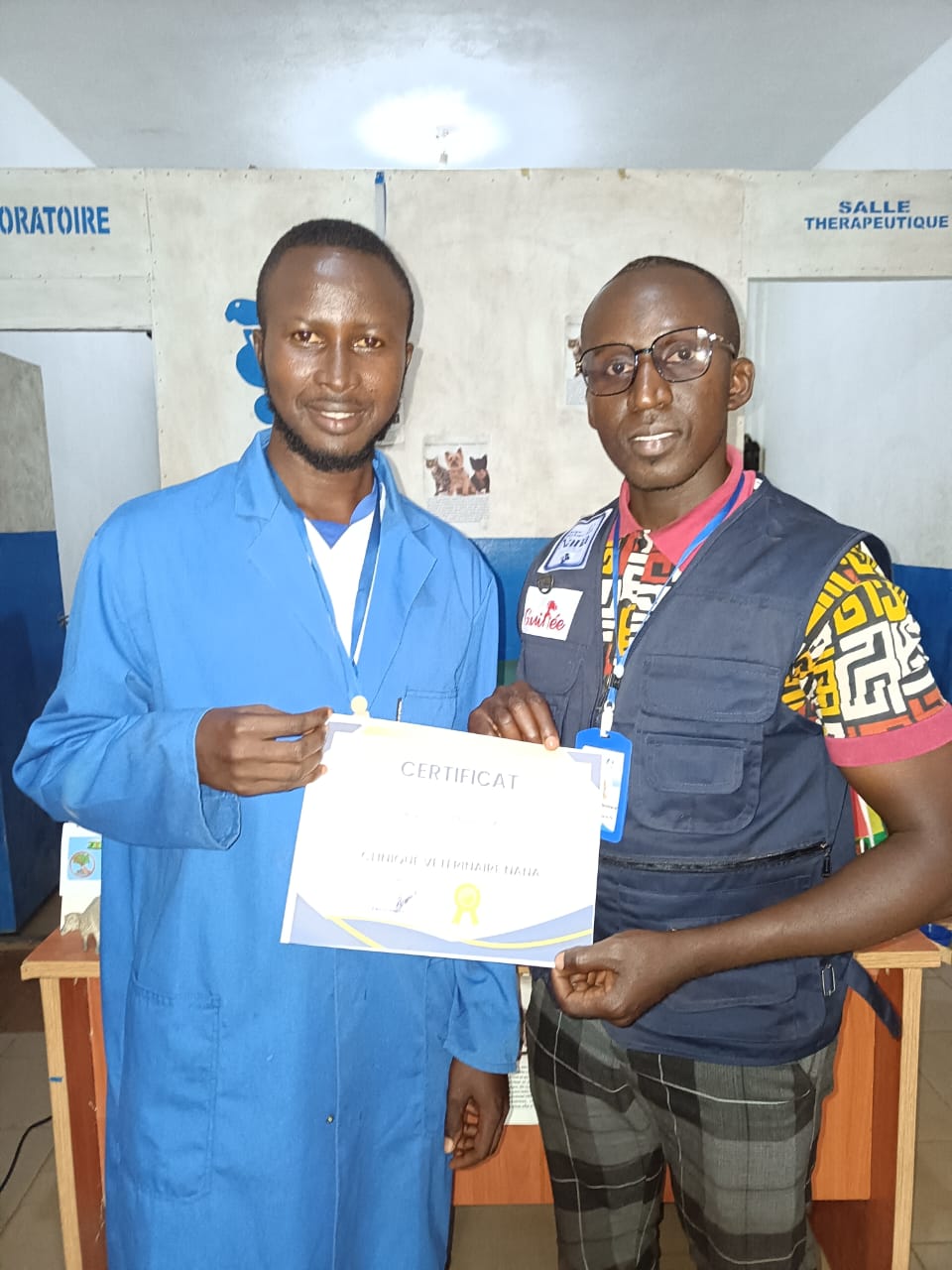 Remise de certificat à un membre de l'équipe