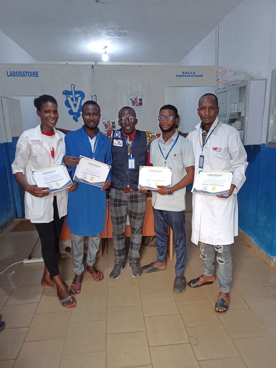 Équipe vétérinaire avec leurs diplômes