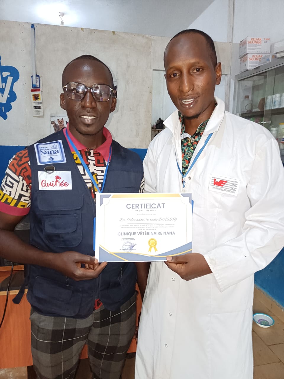 Remise de certificat de participation au Dr Barry
