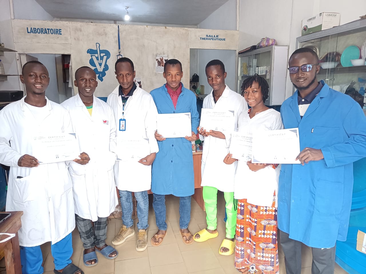 Équipe du Cabinet Vétérinaire NANA avec leurs certificats